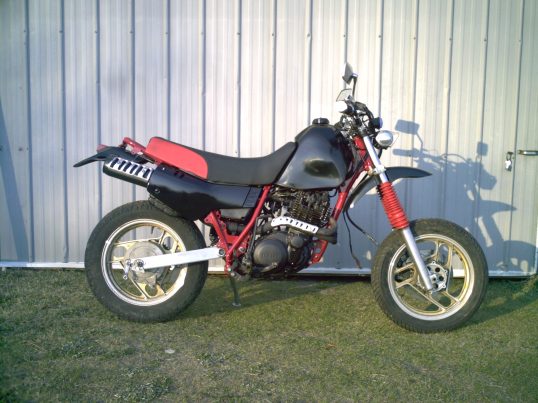 <semi- finished Supermoto Yamaha>