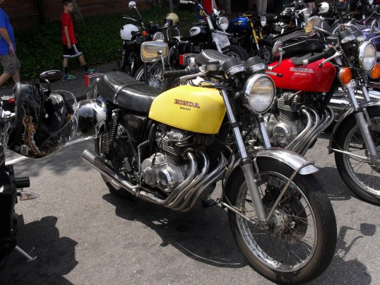 <a yellow CB400F>