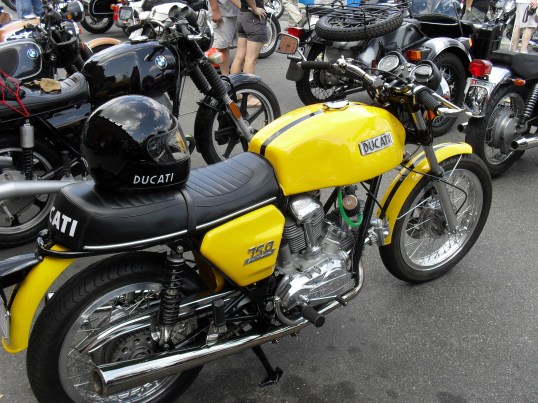 <bevel drive Ducati 750 Super Sport>